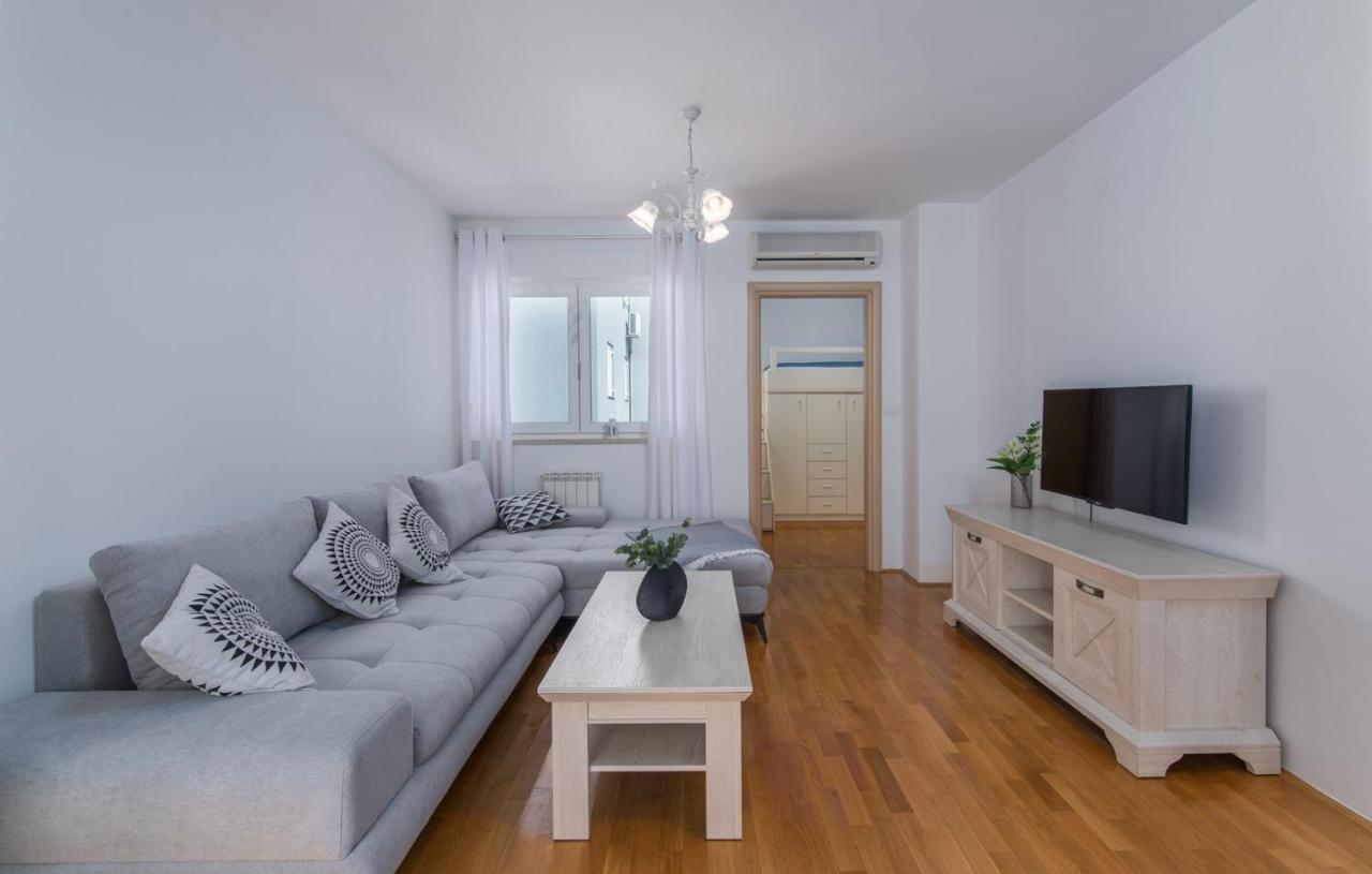 Apartment Melarnian Near The Beach In ウマグ エクステリア 写真
