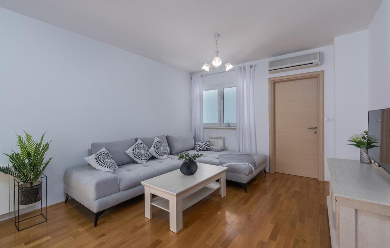 Apartment Melarnian Near The Beach In ウマグ エクステリア 写真
